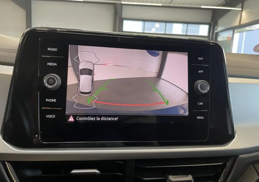 Écran tactile central du Volkswagen T-Roc 2022 affichant la caméra de recul avec guidage de trajectoire.