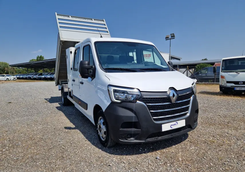 Renault Master Châssis double cabine blanc vu en 3/4 avant droit avec benne aluminium relevée et coffre latéral.