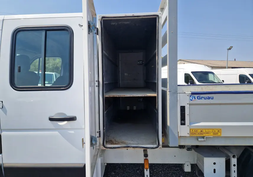 Vue latérale gauche rapprochée du coffre ouvert et de la benne alu blanche du Renault Master Châssis Double Cabine 2022.