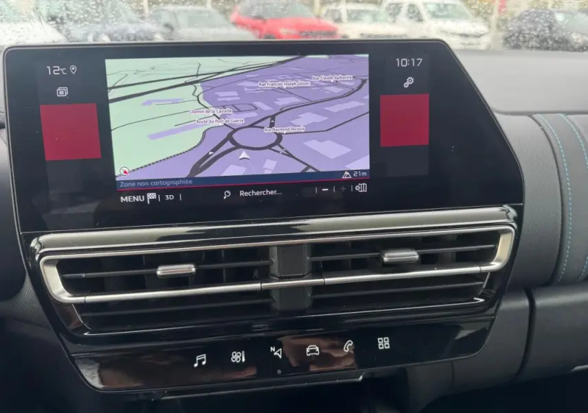 Vue rapprochée de l’écran tactile central du tableau de bord du Citroën C5 Aircross 2024, affichant la navigation.