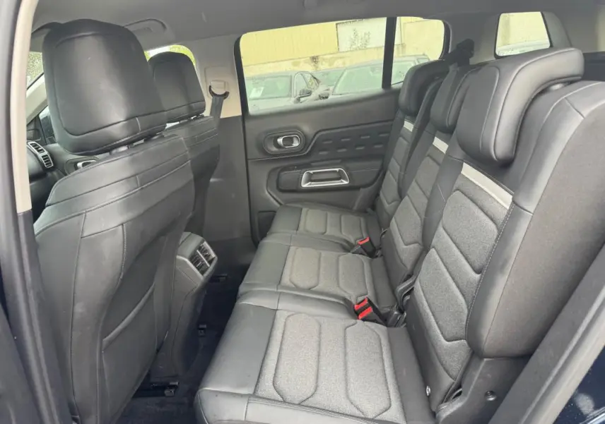 Vue intérieure côté droit des sièges arrière en tissu et cuir du Citroën C5 Aircross hybride bleu foncé 2024.