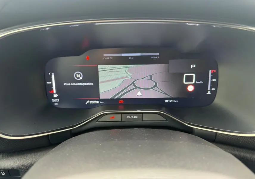 Tableau de bord numérique du Citroën C5 Aircross hybride 2024, affichant la navigation et l'état du véhicule.