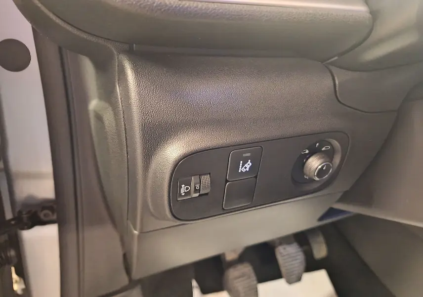 Détail intérieur montrant les commandes d’éclairage et réglage des rétroviseurs d’une Citroën C3 gris 2019.