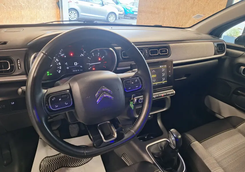 Vue intérieure du poste de conduite de la Citroën C3 1.5 BlueHDi 2019, volant cuir et écran tactile central.