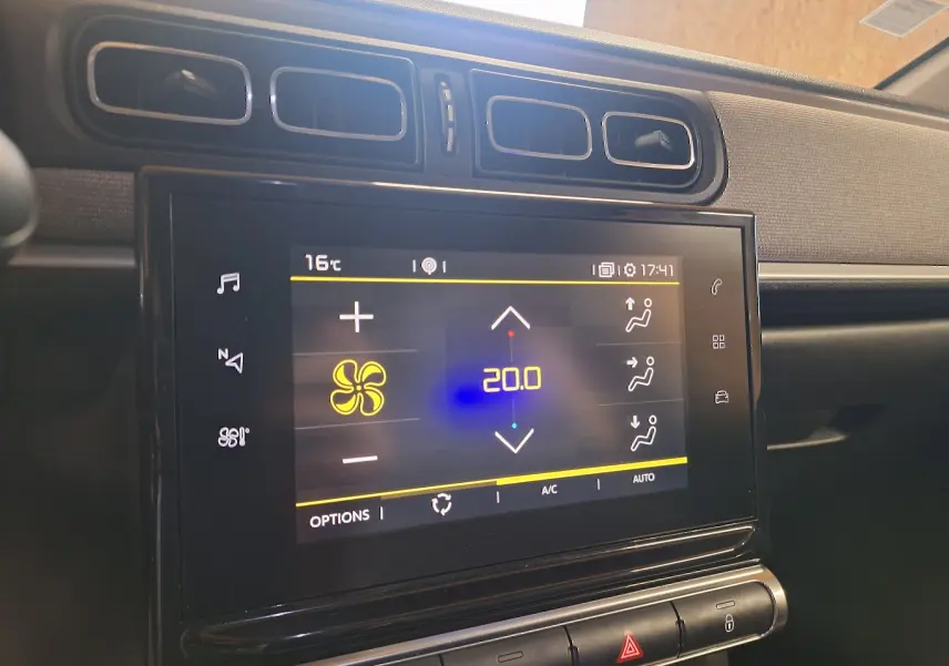 Écran tactile central affichant la climatisation à 20°C dans l’habitacle gris du Citroën C3 1.5 BlueHDi Shine.