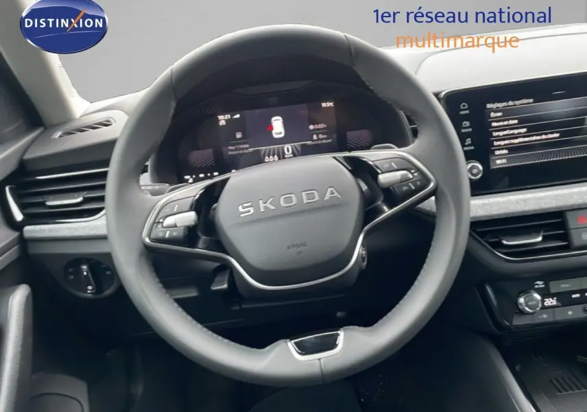 Vue rapprochée du volant gris clair SKODA KAMIQ 2025 avec tableau de bord digital et écran tactile central.