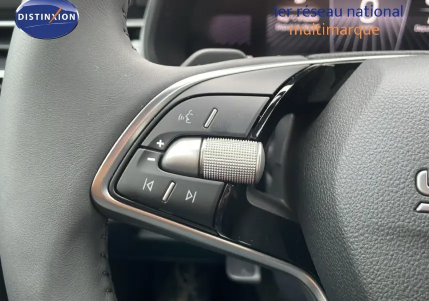 Gros plan sur la molette de réglage audio à gauche du volant d’un Skoda Kamiq gris graphite 2025.