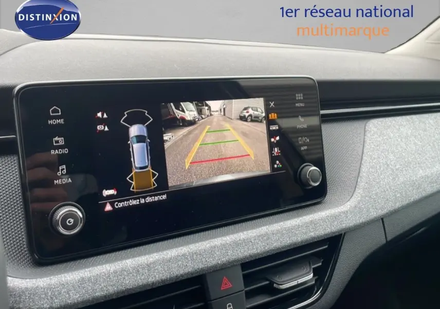 Écran tactile central affichant la caméra de recul dans l'habitacle gris clair du Skoda Kamiq 2025.