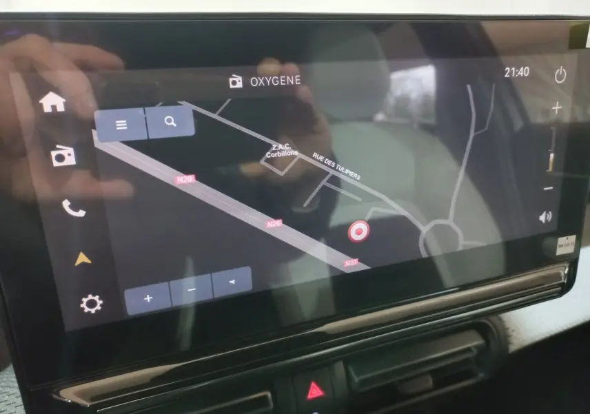 Écran tactile central affichant la navigation 3D dans l’habitacle d’une Citroën C3 hybride gris foncé, vue rapprochée.