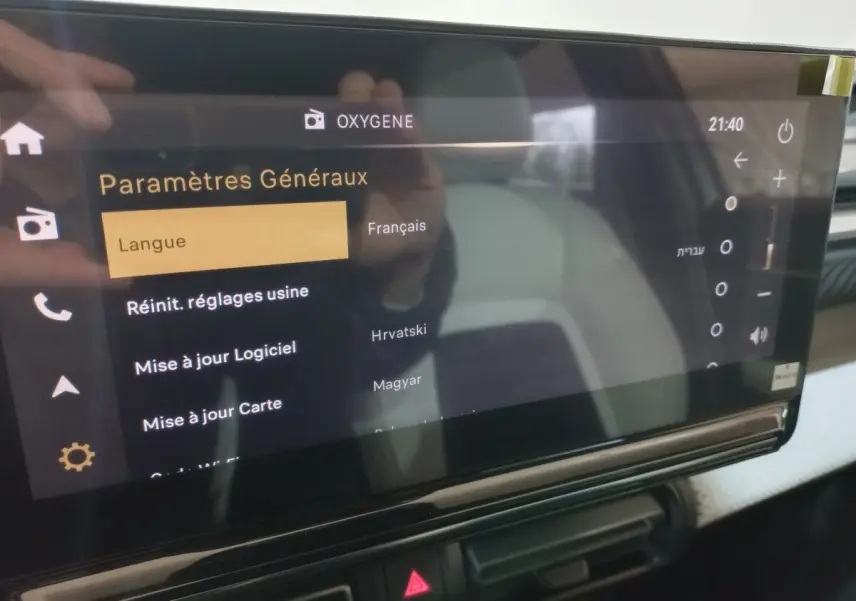 Écran tactile central du tableau de bord du Citroën C3 hybride 2025, affichant les paramètres généraux en français.