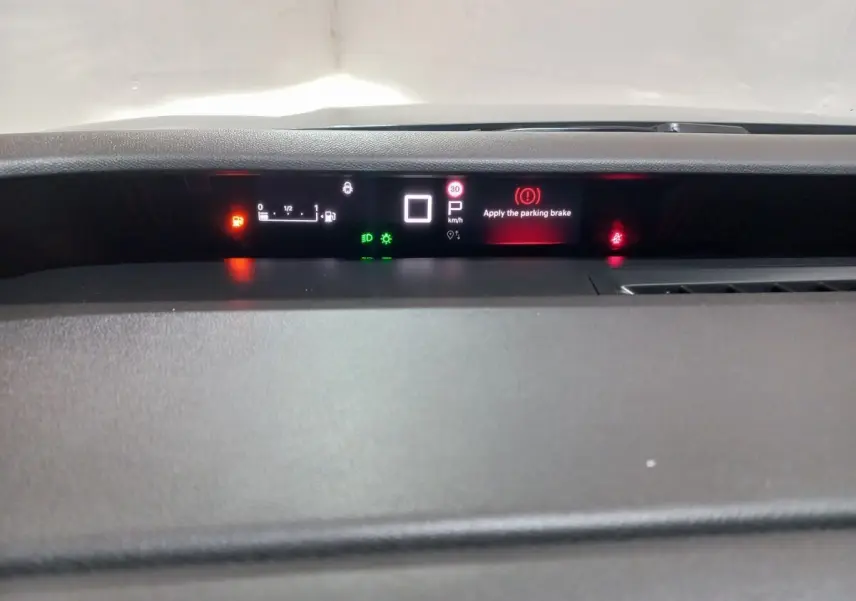 Affichage numérique du combiné d'instruments de la Citroën C3 hybride, avec alertes et indicateurs lumineux visibles.