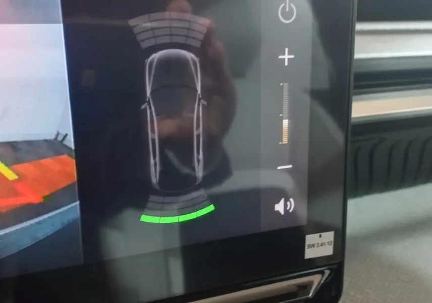 Écran tactile intérieur montrant l'aide au stationnement arrière de la Citroën C3 hybride gris foncé, vue rapprochée.