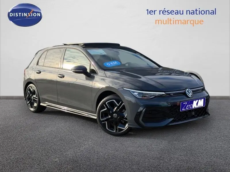 Volkswagen Golf gris en 3/4 avant droit, avec jantes noires distinctives et toit ouvrant panoramique.