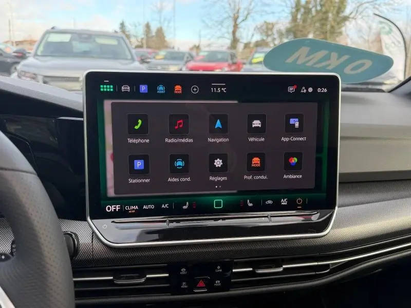 Écran tactile central du tableau de bord de la Volkswagen Golf 1.5 eTSI R-Line 2025, avec interface multimédia affichée.