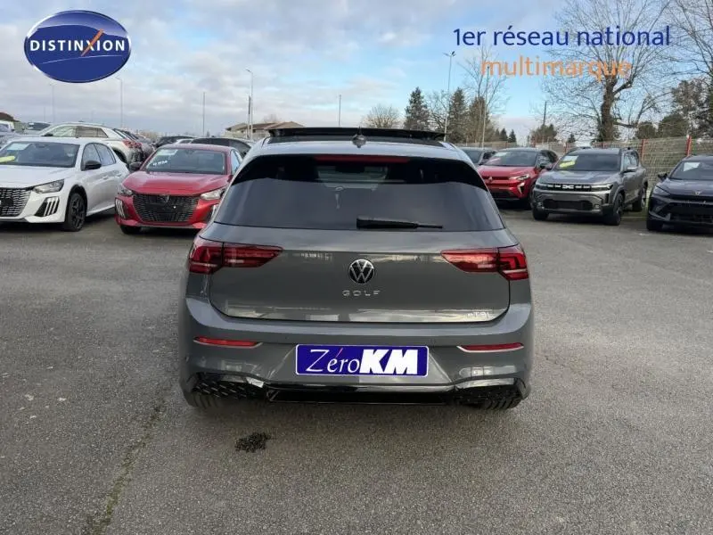 Vue arrière d'une Volkswagen Golf gris métallisé 2025, version R-Line avec toit ouvrant et feux LED distinctifs.