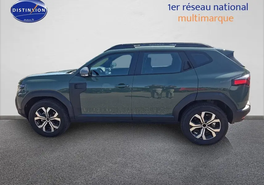Profil côté gauche du SUV Dacia Duster 2025 vert kaki avec jantes alu et barres de toit visibles.