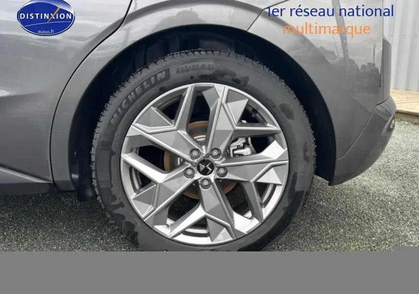 Gros plan sur la roue arrière droite gris platinium du DS4 2024 avec jante alu au design géométrique.