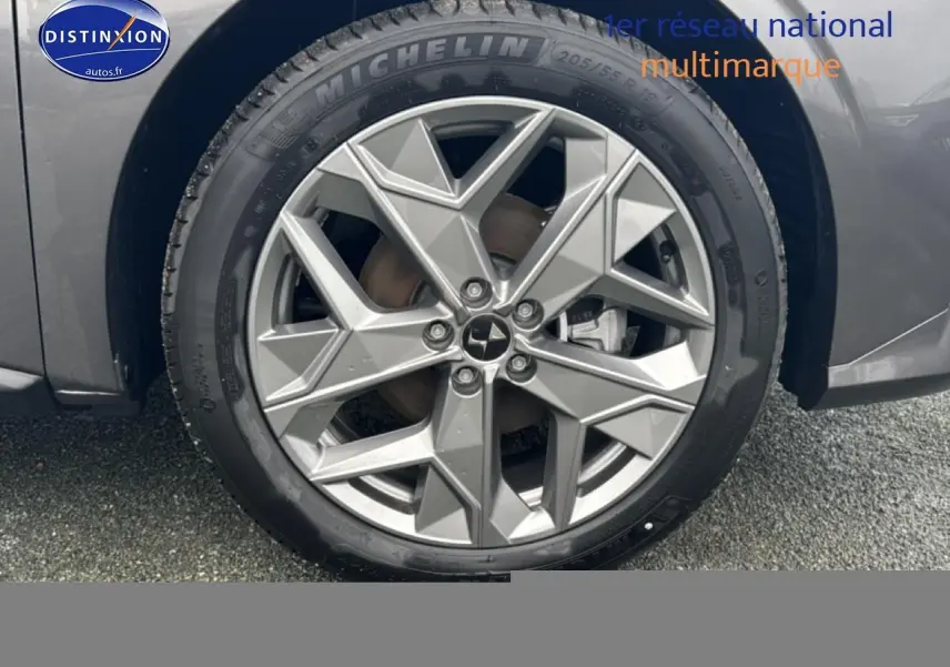 Gros plan sur la jante alu au design géométrique du côté gauche d'une DS4 gris platinium 2024 hybride automatique.