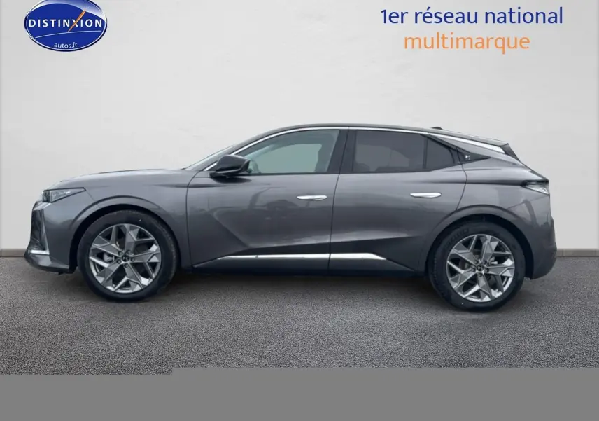 Vue latérale droite du DS4 Hybride 145 gris platinium 2024 avec jantes alliage et lignes sculptées distinctives.