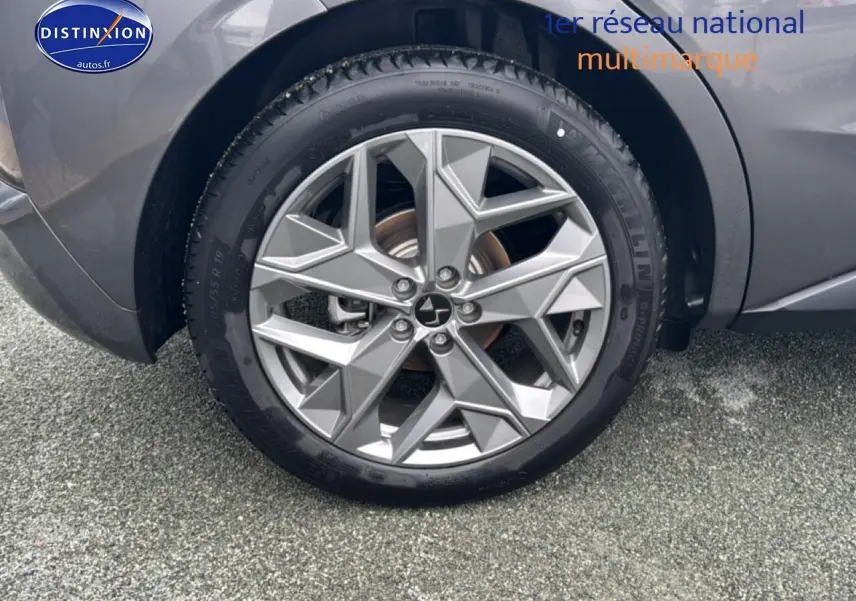 Gros plan sur la jante alu 19 pouces gris platinium du côté arrière droit du DS4 Hybride 2024.