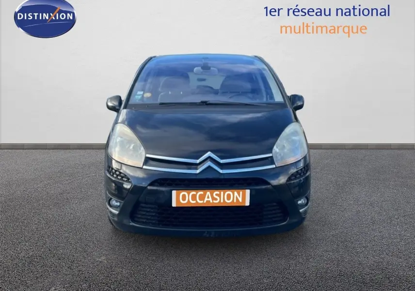 Vue frontale d'une Citroën C4 Picasso noire métal de 2008 avec calandre chromée et phares larges.