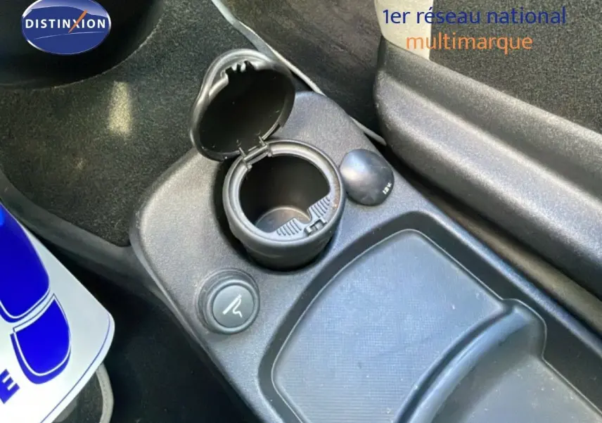 Gros plan sur le cendrier et la prise 12V de la console centrale noire du Citroën C4 Picasso 2008.