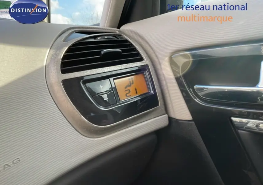 Détail de la commande de climatisation digitale côté passager dans l’habitacle beige et noir du Citroën C4 Picasso noir métal 2008.