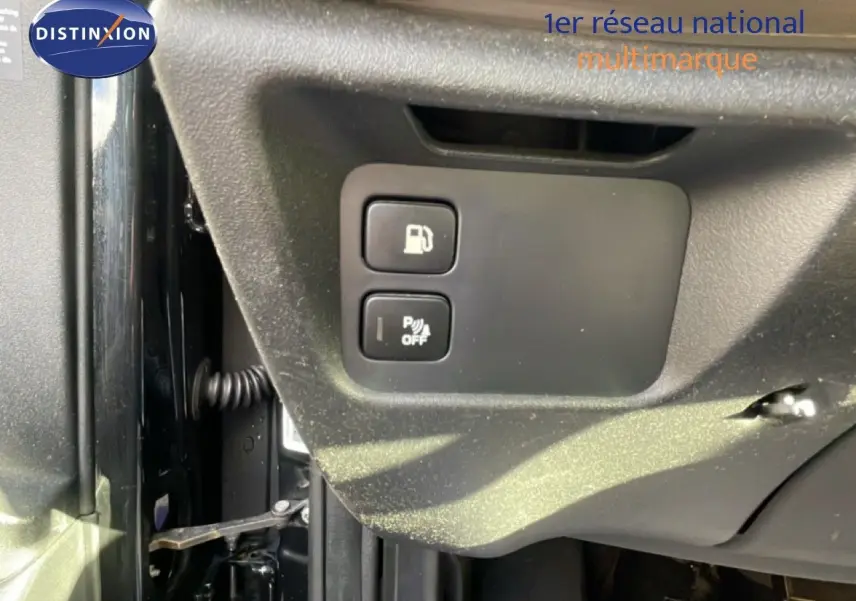 Gros plan sur les boutons d'ouverture de trappe à carburant et désactivation du radar de recul dans un Citroën C4 Picasso noir métal.