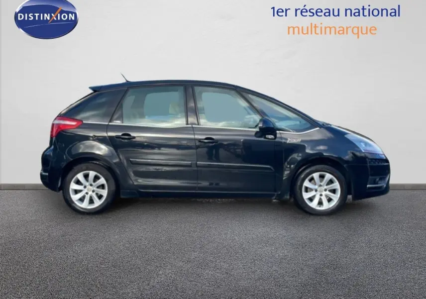 Profil côté gauche d'une Citroën C4 Picasso noire métal de 2008, avec jantes alliage et lignes fluides visibles.
