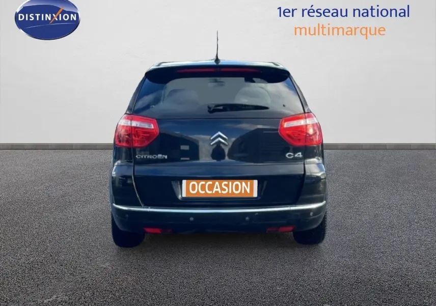 Vue arrière d'une Citroën C4 Picasso noire métal de 2008 avec feux rouges et logo Citroën visible.