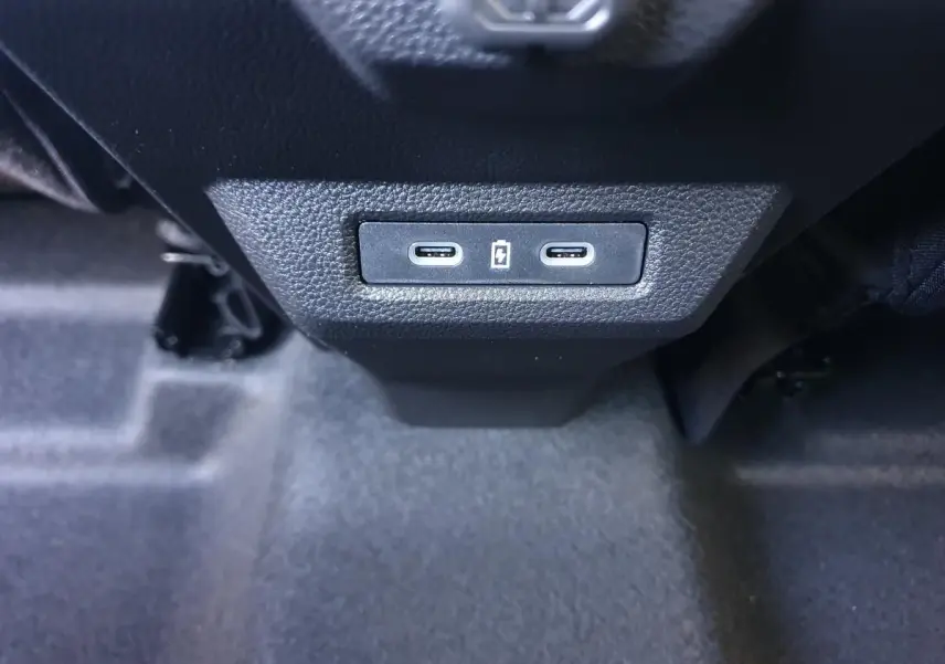 Gros plan sur les deux prises USB type C à l'arrière de la console centrale du Dacia Duster 2026.