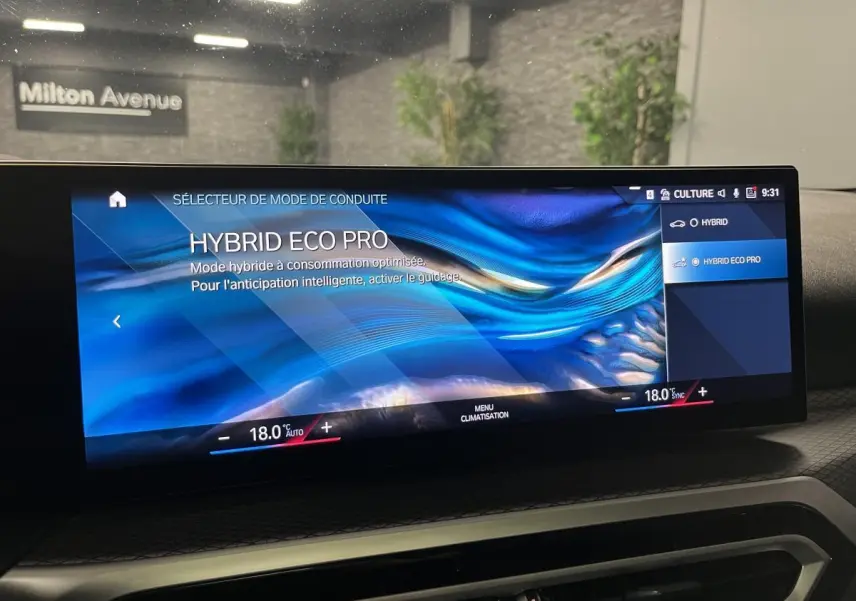 Écran tactile intérieur de la BMW Série 3 G21 320e Touring affichant le mode de conduite Hybrid Eco Pro.
