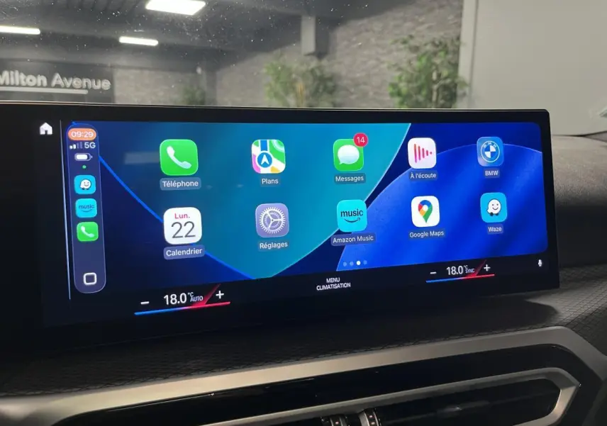 Écran tactile BMW Live Cockpit Navigation Pro affichant applications, dans l'habitacle d'une Série 3 Touring noire.