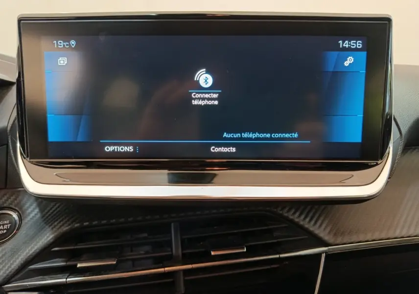 Écran tactile central de 10 pouces du tableau de bord Peugeot 208 blanc, affichant la connexion Bluetooth.