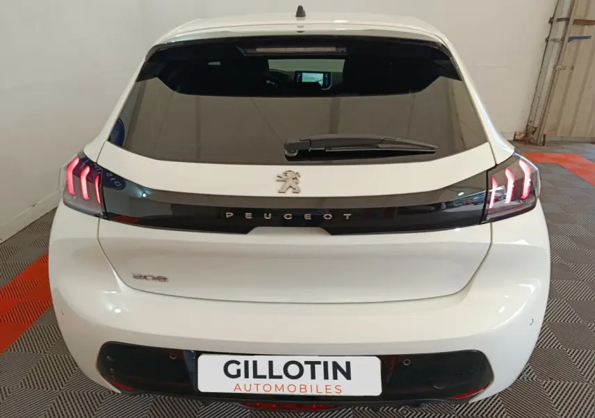 Vue arrière d'une Peugeot 208 blanche de 2021 avec feux LED caractéristiques et logo Peugeot central.
