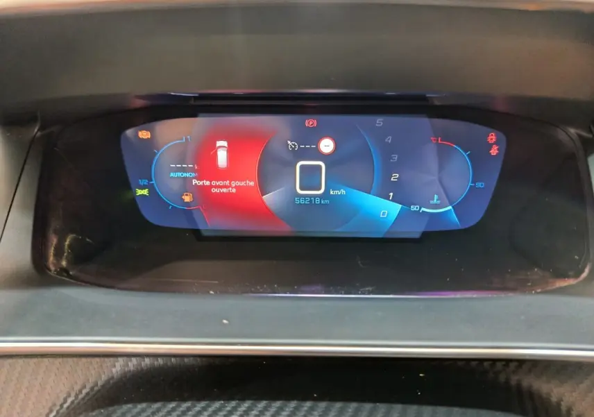 Tableau de bord numérique de Peugeot 208 blanc, affichant porte avant gauche ouverte et compteur digital.