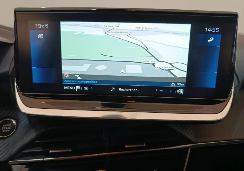 Écran tactile 10 pouces du système de navigation de la Peugeot 208 blanc, vue rapprochée du tableau de bord.