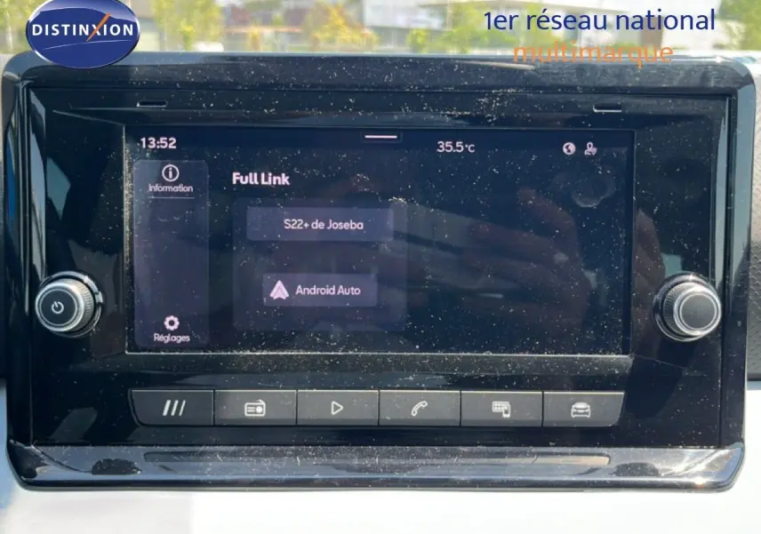 Écran tactile central du tableau de bord du SEAT Arona 2025, affichant la connexion Android Auto.