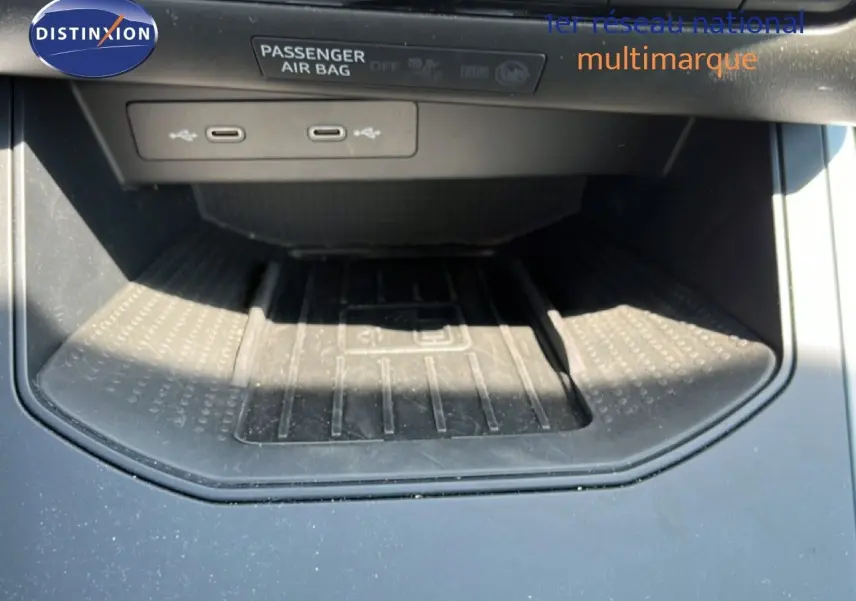 Gros plan sur la console centrale avec prise USB-C double et surface de recharge dans une SEAT Arona 2025 gris magnetic.