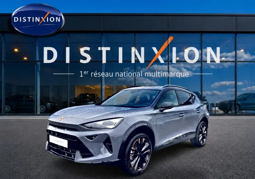 CUPRA Formentor gris graphene en 3/4 avant droit, avec jantes noires et logo orange distinctif sur calandre.