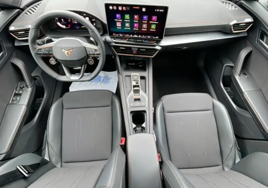 Vue intérieure plongeante du poste de conduite et des sièges noirs du CUPRA Formentor 2.0 TDI 150 DSG7 avec écran tactile central.