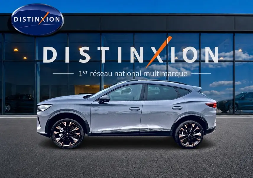 Vue latérale droite d'un CUPRA Formentor gris graphene 2026 avec jantes noires et détails cuivrés.
