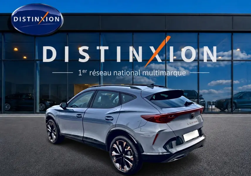 Vue 3/4 arrière droite du CUPRA Formentor gris graphene 2026 avec jantes 19 pouces et diffuseur arrière noir.