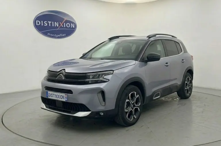 Citroën C5 Aircross Hybride gris foncé en 3/4 avant droit, avec jantes distinctives et toit noir contrasté.