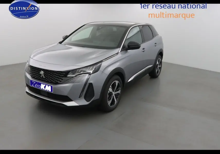 Peugeot 3008 gris Artense métal en 3/4 avant droit dans un studio, avec calandre noire et phares LED distinctifs.