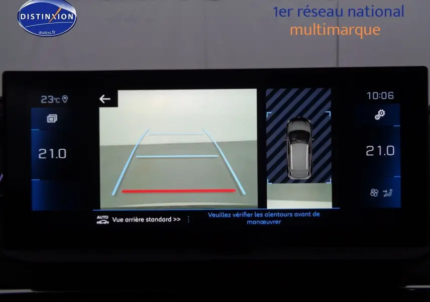 Écran de caméra de recul du Peugeot 3008 gris Artense, affichant les lignes de guidage et vue aérienne du véhicule.