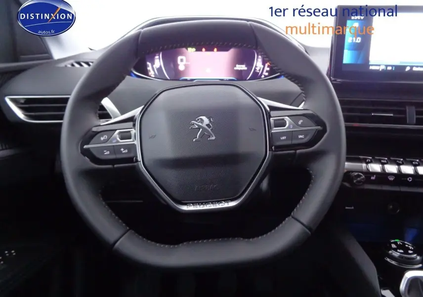 Vue rapprochée du volant Peugeot 3008 2023 avec commandes intégrées et tableau de bord numérique lumineux.