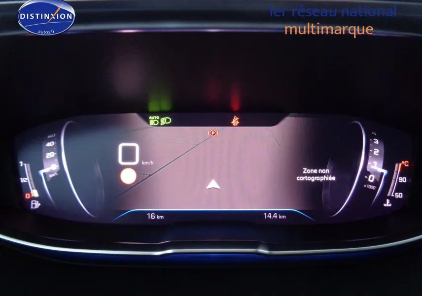 Tableau de bord numérique du Peugeot 3008 2023 affichant la vitesse, la température et une zone non cartographiée.
