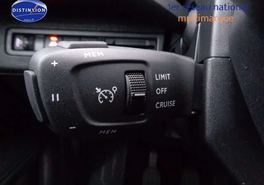 Gros plan sur la commande de régulateur de vitesse du Peugeot 3008 gris Artense, intérieur noir.
