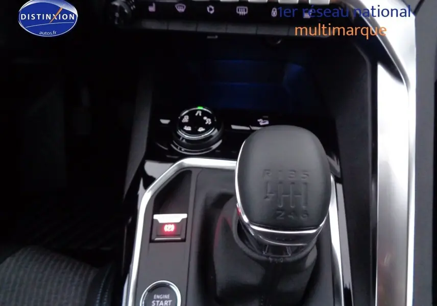 Le levier de vitesses manuel noir du Peugeot 3008 2023, entouré de commandes et d'un bouton start/stop.
